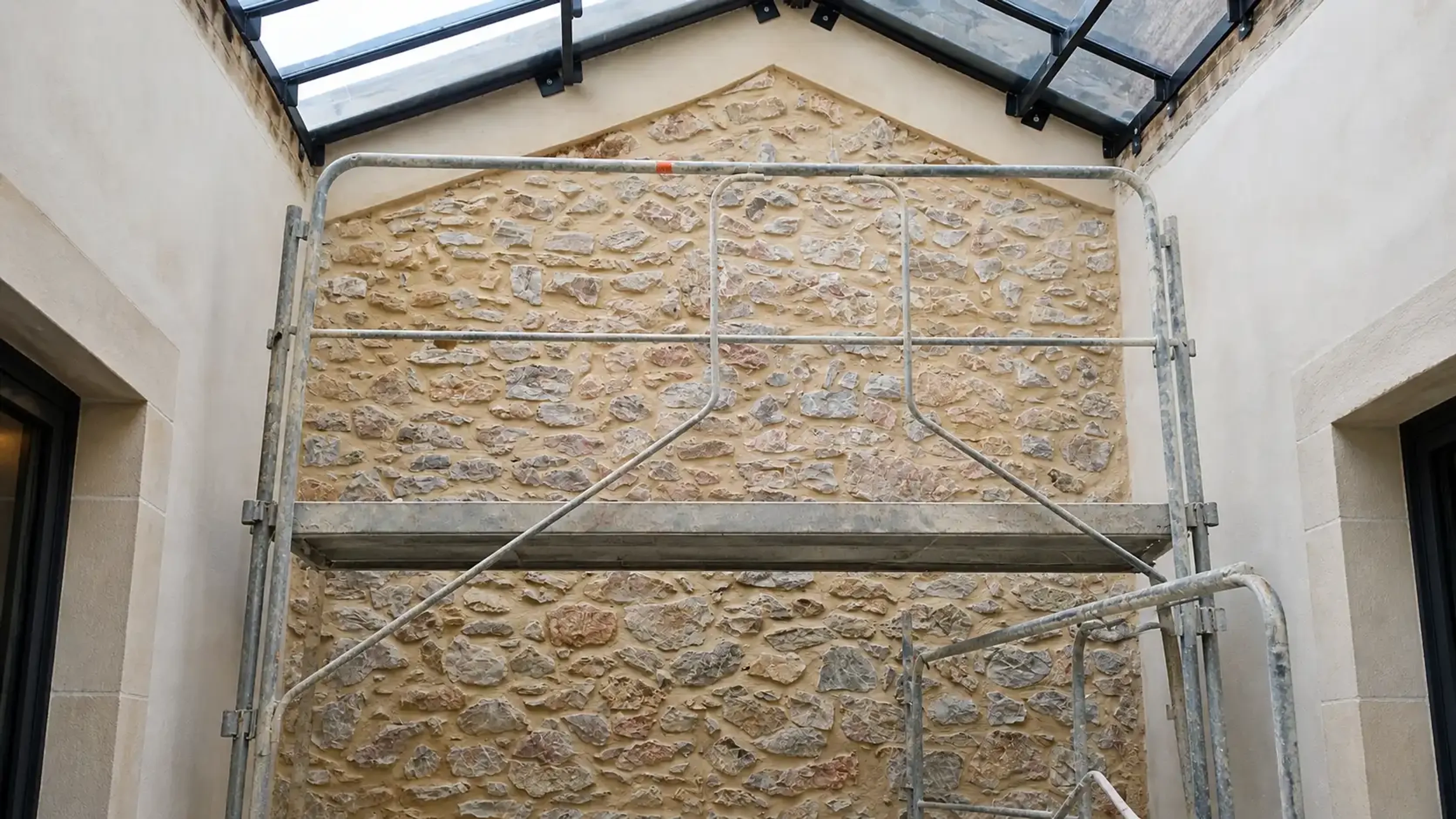Rénovation maison ancienne — pignon en pierre